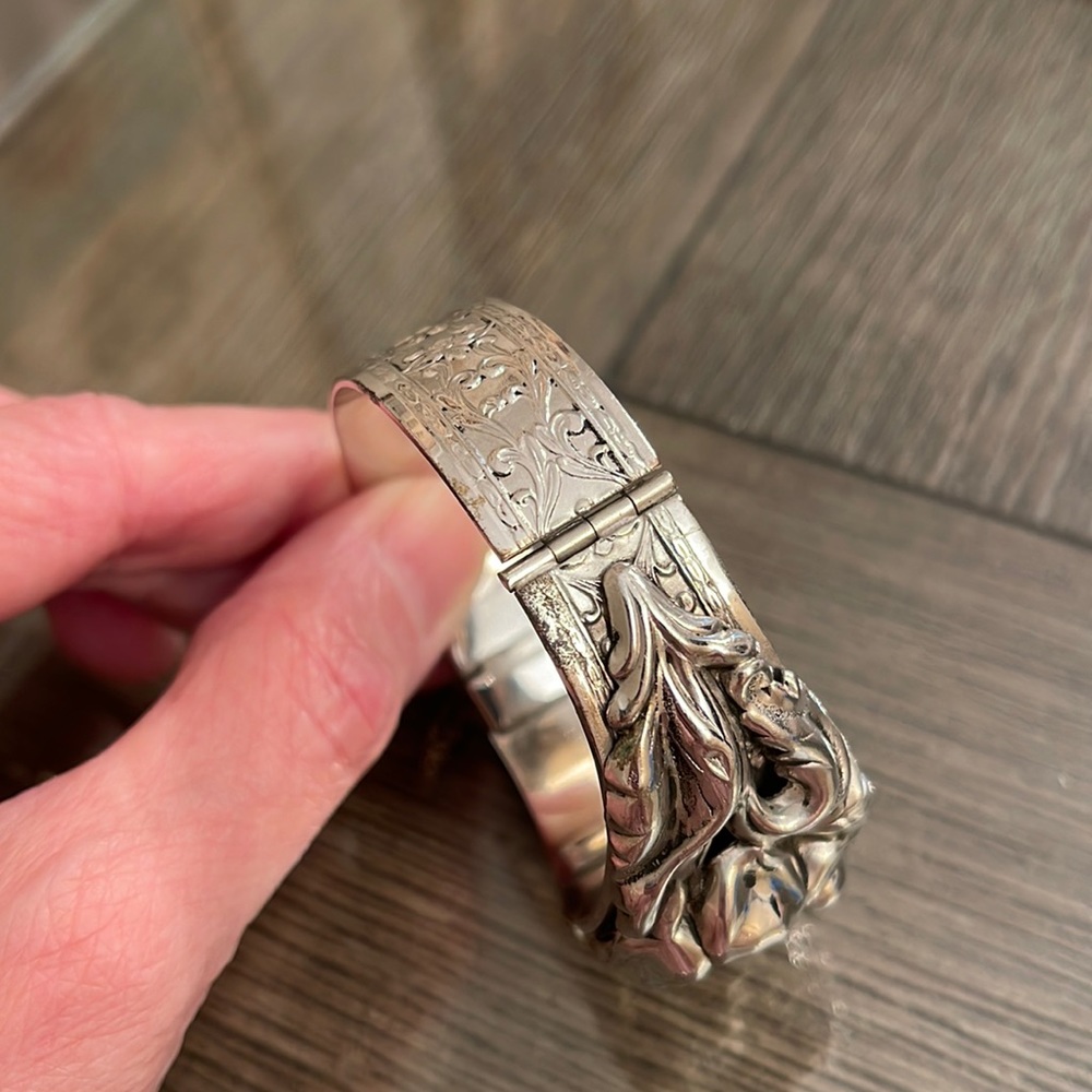 Antique Victorian Silver Plate Flower Repousse Bracelet Hinged Bangle - Picture 5 of 16